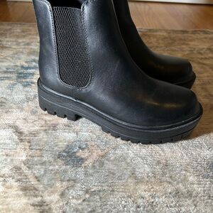 Women black boots soda